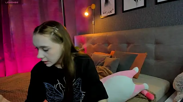 Snapshot of Lesi_Moonie01 chatting on December 5, 2025, 9:30 am Lesi Moonie01 online show from December 5, 2025, 9:30 am