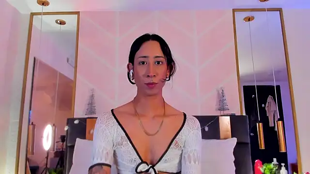 Snapshot of GabyPetit chatting on November 18, 2025, 8:01 pm GabyPetit online show from November 18, 2025, 8:01 pm