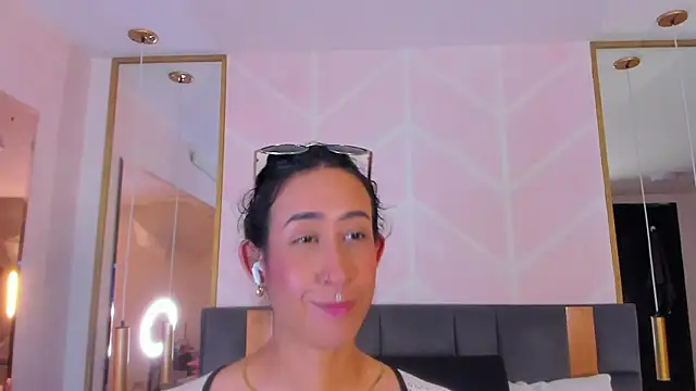 Snapshot of GabyPetit chatting on November 10, 2025, 8:14 pm GabyPetit online show from November 10, 2025, 8:14 pm