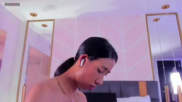 Snapshot of GabyPetit chatting on December 1, 2025, 7:59 pm GabyPetit online show from December 1, 2025, 7:59 pm