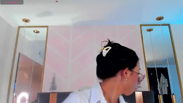 Snapshot of GabyPetit chatting on November 14, 2025, 8:01 pm GabyPetit online show from November 14, 2025, 8:01 pm