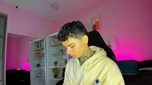 Snapshot of Ian_Castillo_ chatting on October 24, 2025, 11:09 am Ian Castillo online show from October 24, 2025, 11:09 am