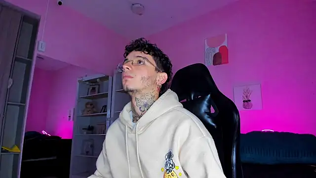 Snapshot of Ian_Castillo_ chatting on December 3, 2025, 11:20 am Ian Castillo online show from December 3, 2025, 11:20 am