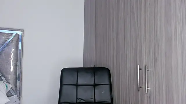 Kristen dollts online show from November 17, 2025, 1:53 am