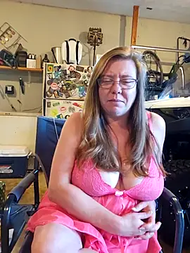 Snapshot of MsShelby40 chatting on October 14, 2025, 10:20 pm MsShelby40 online show from October 14, 2025, 10:20 pm