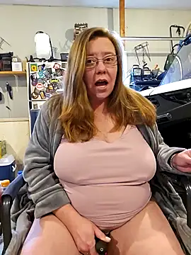 Snapshot of MsShelby40 chatting on February 11, 2025, 4:35 pm MsShelby40 online show from February 11, 2025, 4:35 pm