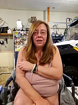 Snapshot of MsShelby40 chatting on January 2, 2025, 10:22 pm MsShelby40 online show from January 2, 2025, 10:22 pm