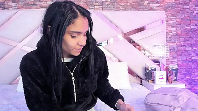 Snapshot of sophie_pariss chatting on October 13, 2025, 2:02 am sophie pariss online show from October 13, 2025, 2:02 am