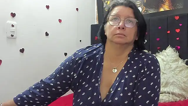 Snapshot of Evaaross_2345 chatting on April 24, 2026, 3:25 pm Evaaross 2345 online show from April 24, 2026, 3:25 pm