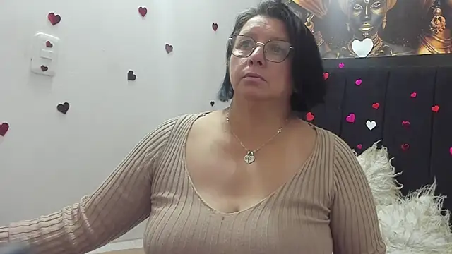 Snapshot of Evaaross_2345 chatting on April 18, 2026, 7:40 pm Evaaross 2345 online show from April 18, 2026, 7:40 pm