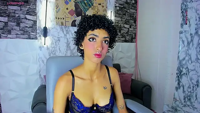 Snapshot of Queen_Cuarxxo chatting on July 18, 2026, 12:30 am Queen Cuarxxo online show from July 18, 2026, 12:30 am
