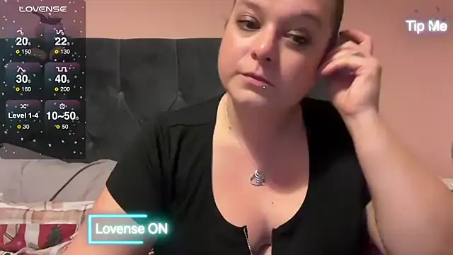 Snapshot of NaughtyWifeUK chatting on December 6, 2024, 5:38 pm NaughtyWifeUK online show from December 6, 2024, 5:38 pm