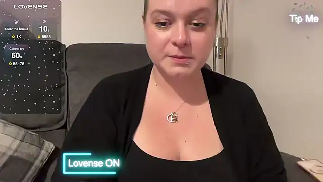 Snapshot of NaughtyWifeUK chatting on December 4, 2024, 10:24 pm NaughtyWifeUK online show from December 4, 2024, 10:24 pm