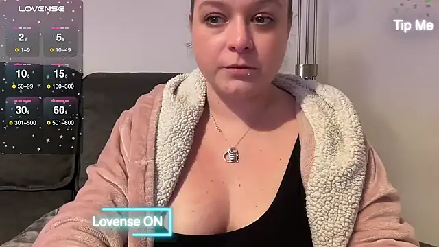 Snapshot of NaughtyWifeUK chatting on January 19, 2025, 12:59 am NaughtyWifeUK online show from January 19, 2025, 12:59 am