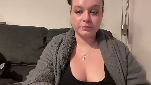 Snapshot of NaughtyWifeUK chatting on March 11, 2025, 11:15 pm NaughtyWifeUK online show from March 11, 2025, 11:15 pm