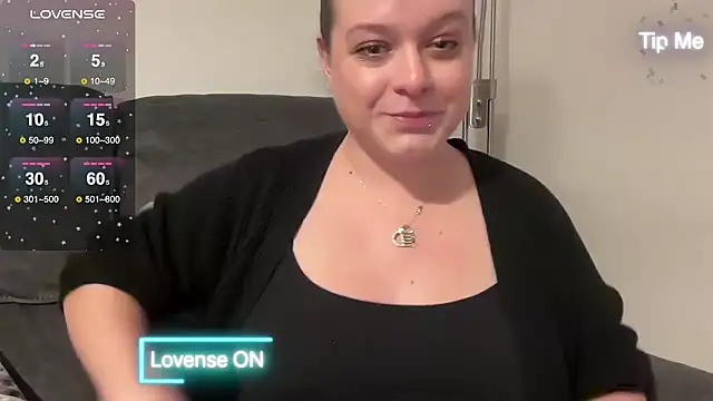 Snapshot of NaughtyWifeUK chatting on December 17, 2024, 10:22 pm NaughtyWifeUK online show from December 17, 2024, 10:22 pm