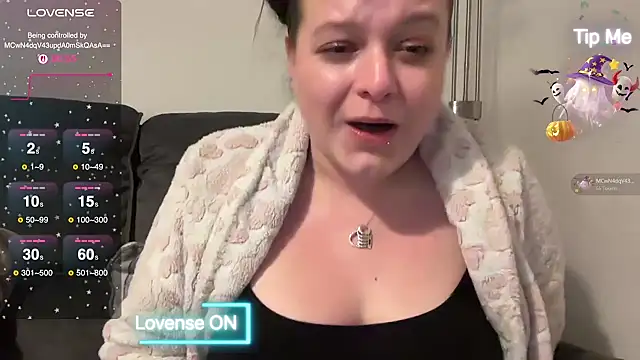 Snapshot of NaughtyWifeUK chatting on February 24, 2025, 11:52 pm NaughtyWifeUK online show from February 24, 2025, 11:52 pm