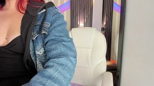 Snapshot of emily_layton chatting on November 12, 2025, 2:43 pm emily layton online show from November 12, 2025, 2:43 pm