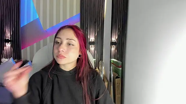 Snapshot of emily_layton chatting on November 16, 2025, 4:45 pm emily layton online show from November 16, 2025, 4:45 pm