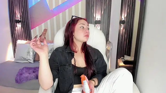 Snapshot of emily_layton chatting on November 7, 2025, 2:43 pm emily layton online show from November 7, 2025, 2:43 pm