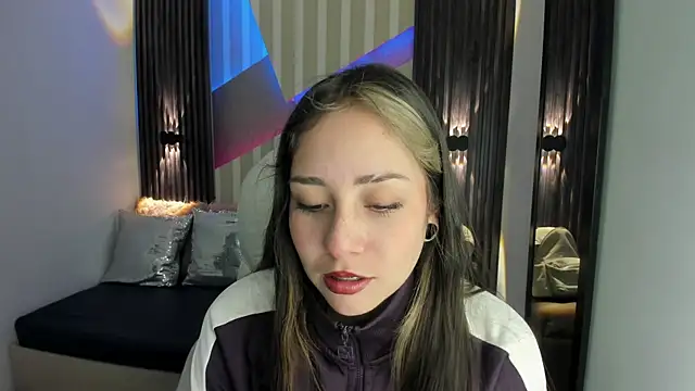 Snapshot of emily_layton chatting on October 24, 2025, 1:32 pm emily layton online show from October 24, 2025, 1:32 pm