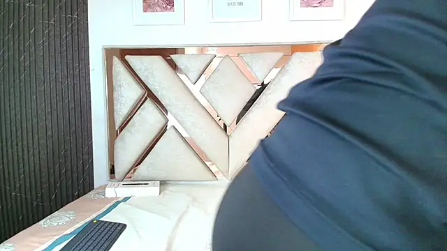 Snapshot of Alison_Chan_ chatting on November 25, 2025, 2:28 pm Alison Chan online show from November 25, 2025, 2:28 pm