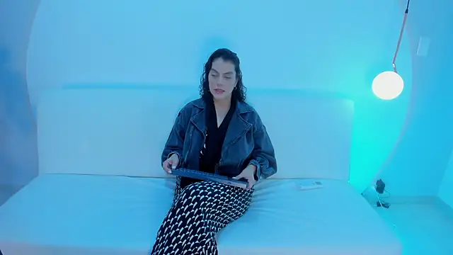 Ada Monroe10 online show from January 7, 2026, 1:49 pm