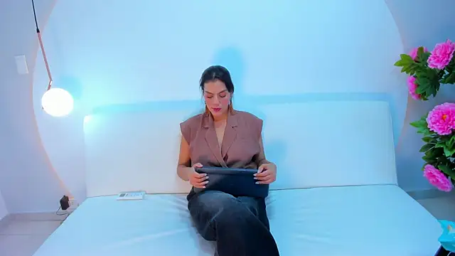 Ada Monroe10 online show from December 17, 2025, 1:49 pm