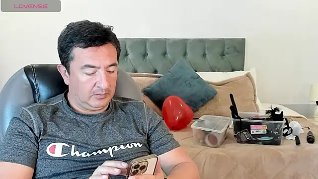 Snapshot of Sam_and_molly_ chatting on January 30, 2025, 7:15 pm Sam and molly online show from January 30, 2025, 7:15 pm