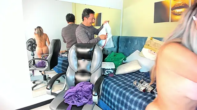 Snapshot of Sam_and_molly_ chatting on December 2, 2024, 1:42 am Sam and molly online show from December 2, 2024, 1:42 am