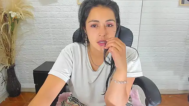 Snapshot of Aisha_09 chatting on February 26, 2025, 6:04 pm Aisha 09 online show from February 26, 2025, 6:04 pm