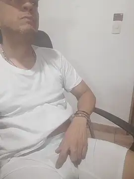 Snapshot of latinmartin73 chatting on February 18, 2026, 12:52 am latinmartin73 online show from February 18, 2026, 12:52 am