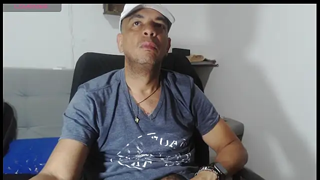 latinmartin73 online show from May 18, 2026, 5:45 am