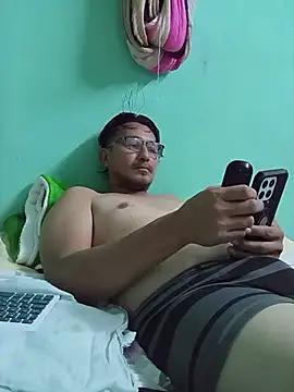 Snapshot of Andresguz35 chatting on November 19, 2025, 5:51 am Andresguz35 online show from November 19, 2025, 5:51 am