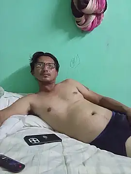 Snapshot of Andresguz35 chatting on December 14, 2025, 4:29 am Andresguz35 online show from December 14, 2025, 4:29 am