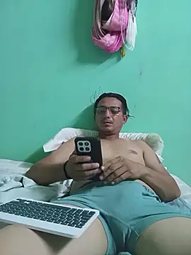 Snapshot of Andresguz35 chatting on December 5, 2025, 6:01 am Andresguz35 online show from December 5, 2025, 6:01 am