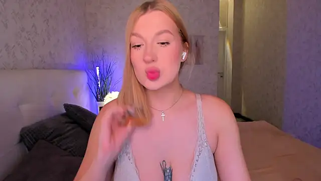 Snapshot of Emma__Leee chatting on November 18, 2025, 12:59 am Emma Leee online show from November 18, 2025, 12:59 am