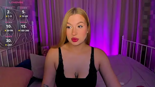 Snapshot of Emma__Leee chatting on November 7, 2025, 12:48 am Emma Leee online show from November 7, 2025, 12:48 am