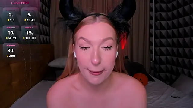 Snapshot of Emma__Leee chatting on October 31, 2025, 12:51 am Emma Leee online show from October 31, 2025, 12:51 am