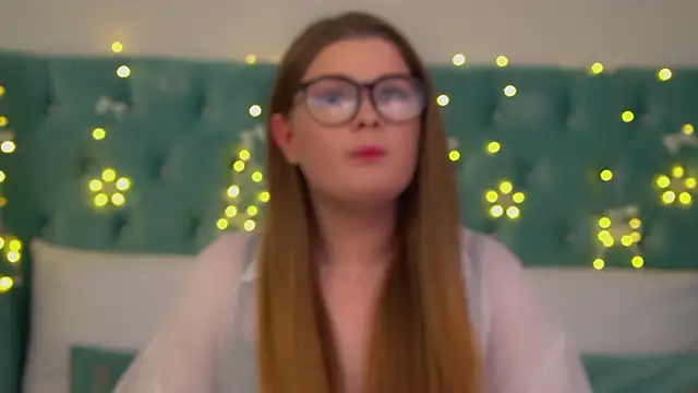 CrystalLyons online show from December 5, 2025, 12:04 pm