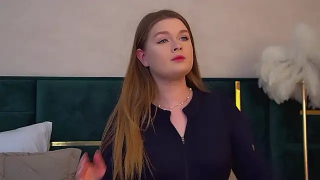 CrystalLyons online show from February 2, 2026, 6:07 pm