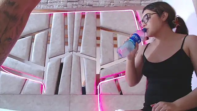 mia and austin online show from March 16, 2025, 4:09 am