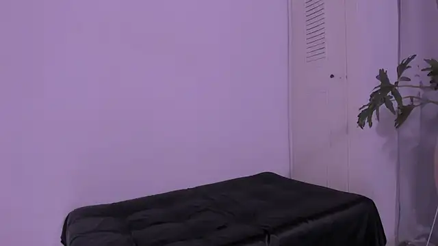 Snapshot of Miiafoxxx chatting on October 18, 2025, 2:35 am Miiafoxxx online show from October 18, 2025, 2:35 am