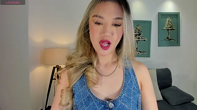 Snapshot of RebeccaHudson chatting on May 10, 2026, 11:36 am RebeccaHudson online show from May 10, 2026, 11:36 am