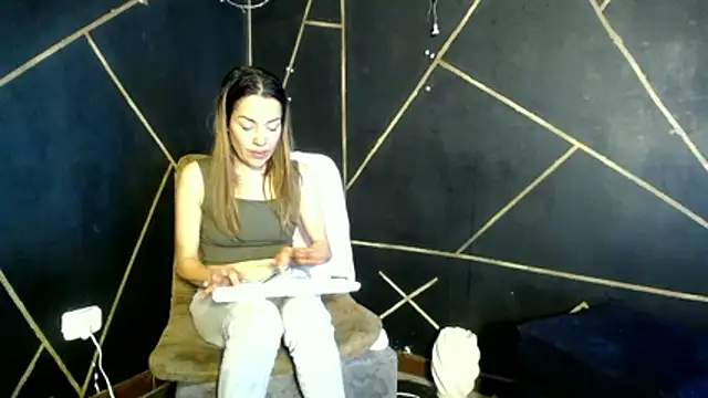 camilawm19 online show from April 14, 2026, 7:35 am