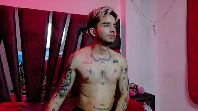 Snapshot of AliceandMax chatting on March 18, 2025, 4:39 pm AliceandMax online show from March 18, 2025, 4:39 pm