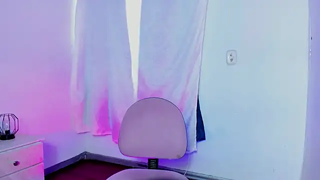 Mia Malkovaa  online show from March 7, 2025, 4:22 pm