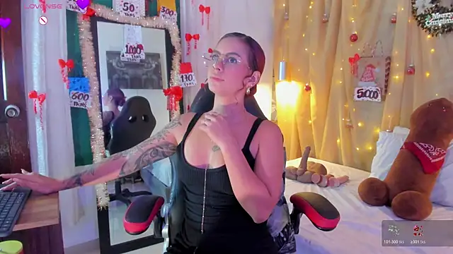 Snapshot of Sophiee_Hill chatting on December 16, 2025, 1:15 pm Sophiee Hill online show from December 16, 2025, 1:15 pm