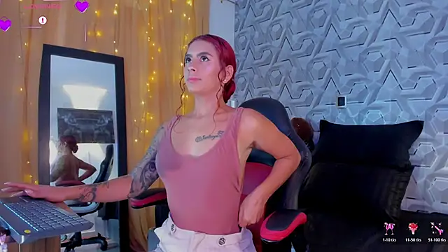 Snapshot of Sophiee_Hill chatting on October 28, 2025, 2:38 pm Sophiee Hill online show from October 28, 2025, 2:38 pm