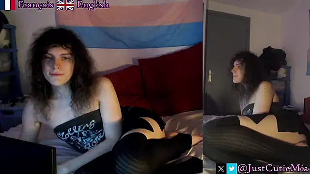 Snapshot of JustCutieMia chatting on November 1, 2025, 4:56 pm JustCutieMia online show from November 1, 2025, 4:56 pm